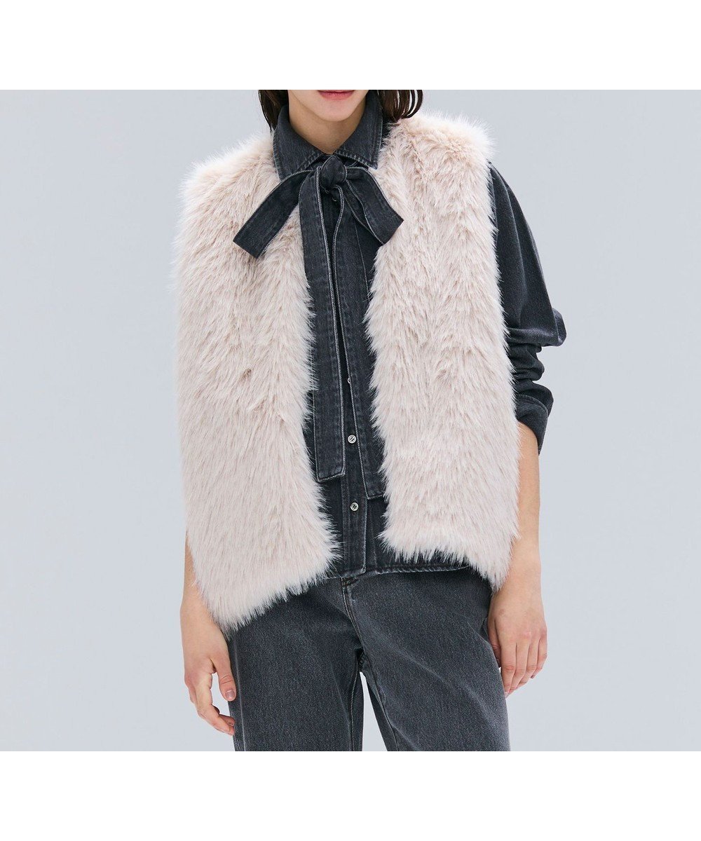 【ベイジ,/BEIGE,】のELSA / フェイクファージレ 人気、トレンドファッション・服の通販 founy(ファニー) 　ファッション　Fashion　レディースファッション　Fashion for Women　アウター　Coat / Outerwear Collection　トップス・カットソー　Cut & Sew Tops　ベスト&ジレ / 重ね着スタイル　Vests & Gilets　秋　Autumn　シンプル　Simple, Minimal　フランス　France, French　ベスト　Vest, Waistcoat　リアル　Real, Realistic　リュクス　Luxury, Elegant, High-End, Chic　冬　Winter / This Winter　A/W・秋冬　Autumn/Winter　 other-1|ID: prp329100004609384 ipo3291000000033066367