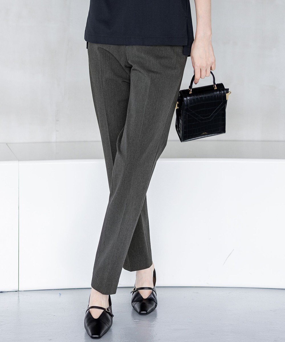 【23区/NIJYUSANKU】の【撥水加工/洗える】ドライ2WAYストレッチ テーパード パンツ インテリア・キッズ・メンズ・レディースファッション・服の通販 founy(ファニー)  ファッション Fashion レディースファッション Fashion for Women パンツ Pants & Trousers 洗える Machine Washable シンプル Simple, Minimal ストレッチ Stretch, Stretchy Fabric センター Center, Center Line チェック Check, Plaid, Tartan テーパード Tapered, Tapered Pants ベーシック Basic, Essential ボトム Bottoms, Lower Wear 無地 Plain, Solid Color ワイド Wide, Wide Fit A/W・秋冬 Autumn/Winter S/S・春夏 SS, Spring/Summer, Warm Season 夏 Summer 2025年 2025 2025-2026秋冬・A/W Autumn/Winter 2025–26 AW25–26 グレー系|ID: prp329100004610141 ipo3291000000034309480