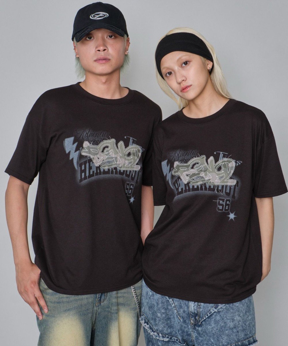 【ウィゴー/WEGO】の【ユニセックス着用ITEM】パターンアップリケグラフィックT(SS) インテリア・キッズ・メンズ・レディースファッション・服の通販 founy(ファニー) 　ファッション　Fashion　レディースファッション　Fashion for Women　トップス・カットソー　Cut & Sew Tops　シャツ・ブラウス・オフィスカジュアル　Elegant Blouses & Button-Ups　ロングTシャツ・Tシャツ　Longline T-Shirts & Tees　カットソー・ベーシックTシャツ　Cut-and-Sewn Tops / Stretch Tees & Basics　厚底　Platform Shoes　春　Spring　秋　Autumn　カットソー　Cut and Sewn Top　カーゴパンツ　Cargo Pants, Utility Pants　グラフィック　Graphic, Graphic Design　スニーカー　Sneakers, Trainers　スマホ　Smartphone, Mobile Device　デニム　Denim, Jeans Material　トレンド　Trend, Trending Now　プリント　Print, Printed Pattern　半袖　Short Sleeve, Half Sleeve　ミニスカート　Mini Skirt, Short Skirt　ルーズ　Loose, Oversized　ワイド　Wide, Wide Fit　S/S・春夏　SS, Spring/Summer, Warm Season　夏　Summer　ブラック|ID: prp329100004611244 ipo3291000000033066078