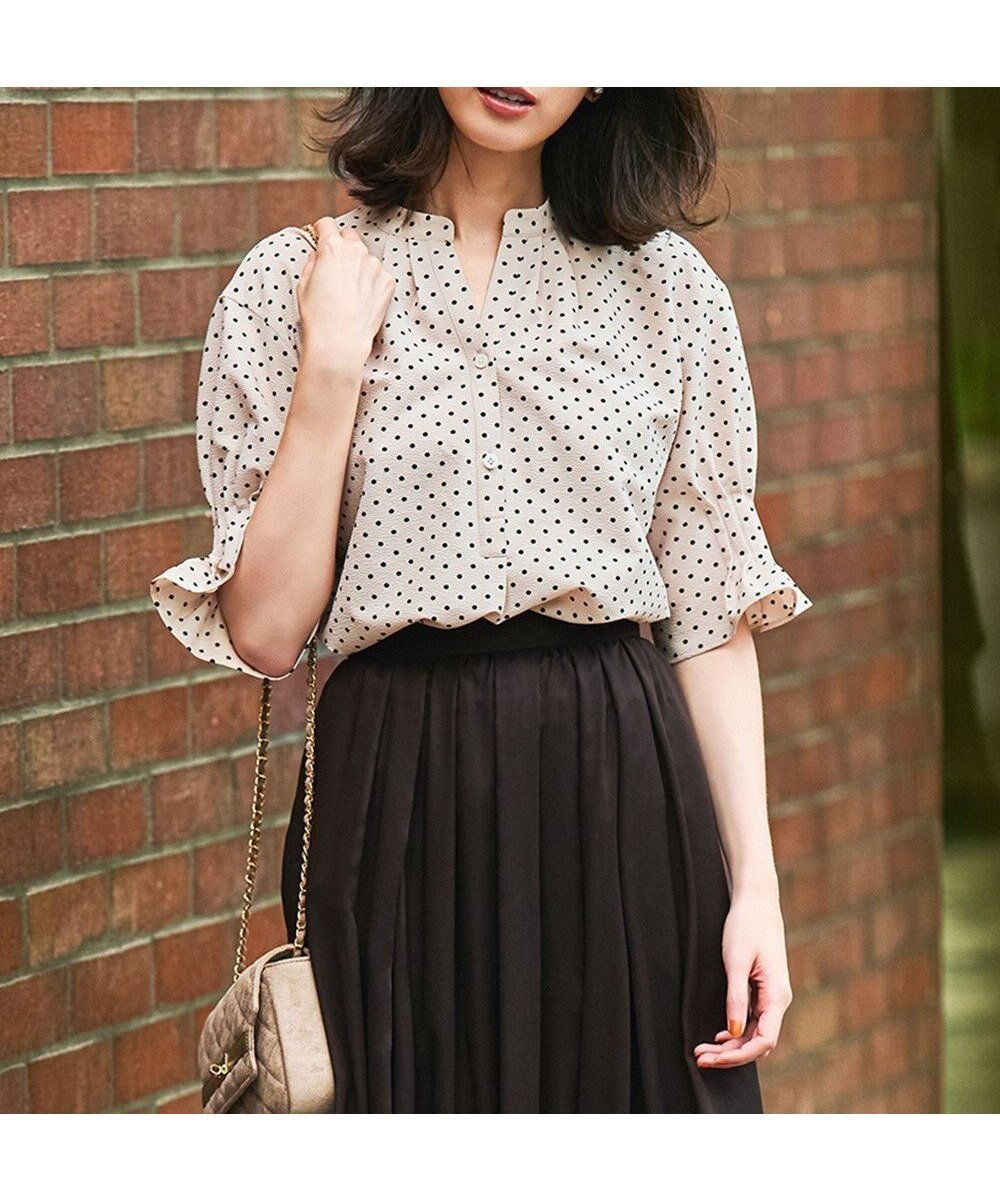 【23区/NIJYUSANKU】の【WEB 一部店舗限定/洗える】ドットプリント サッカー ブラウス インテリア・キッズ・メンズ・レディースファッション・服の通販 founy(ファニー) 　ファッション　Fashion　レディースファッション　Fashion for Women　トップス・カットソー　Cut & Sew Tops　シャツ・ブラウス・オフィスカジュアル　Elegant Blouses & Button-Ups　春　Spring　洗える　Machine Washable　サッカー　Seersucker, Summer Fabric　ストレッチ　Stretch, Stretchy Fabric　ドット　Polka Dot, Dot Pattern　バランス　Balance, Style Balance　プリント　Print, Printed Pattern　S/S・春夏　SS, Spring/Summer, Warm Season　夏　Summer　エレガント 上品　Elegant　2025年　2025　2025春夏・S/S　Spring/Summer 2025 SS25　ベージュ系|ID: prp329100004614713 ipo3291000000035570927