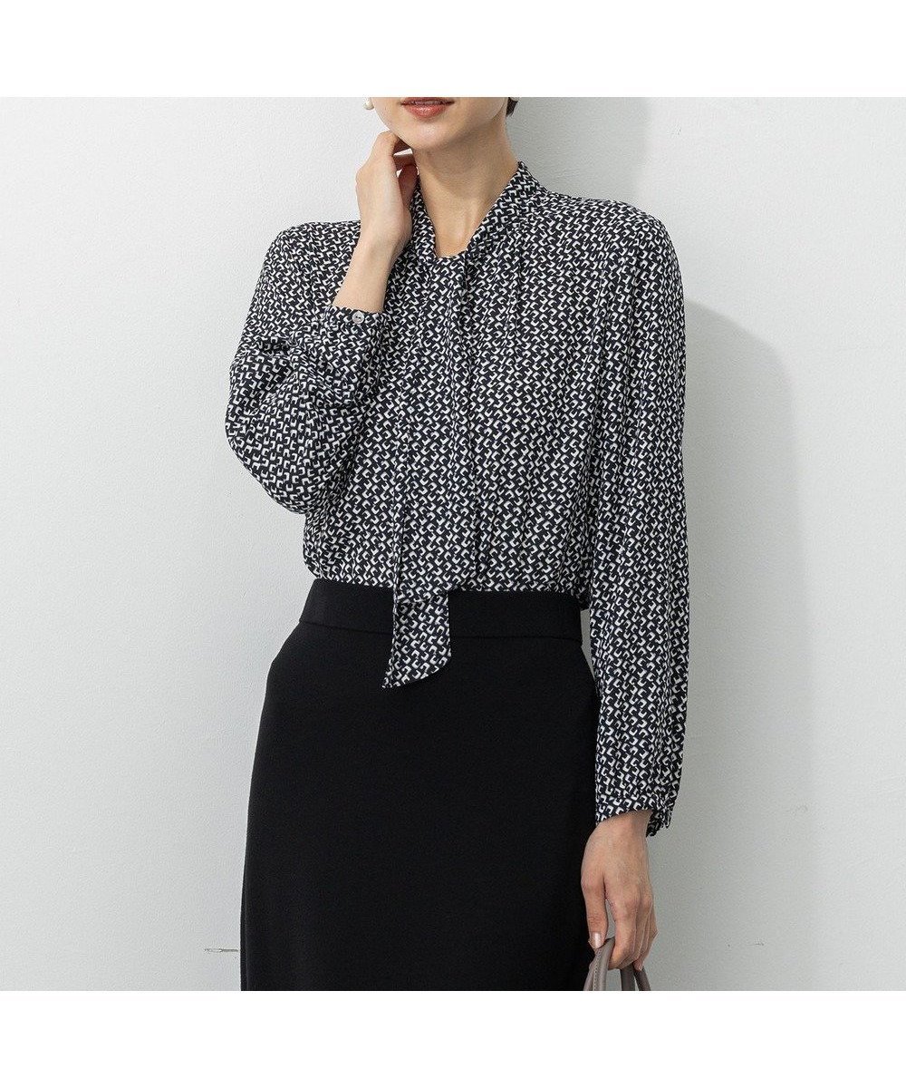 【23区/NIJYUSANKU】の【洗える】モダンジオメトリックプリント ブラウス インテリア・キッズ・メンズ・レディースファッション・服の通販 founy(ファニー) 　ファッション　Fashion　レディースファッション　Fashion for Women　トップス・カットソー　Cut & Sew Tops　シャツ・ブラウス・オフィスカジュアル　Elegant Blouses & Button-Ups　2025年　2025　2025-2026秋冬・A/W　Autumn/Winter 2025–26 AW25–26　インナー　Innerwear　クラシック　Classic, Timeless Style　シルク　Silk, 100% Silk　ジャケット　Jacket, Outerwear　ジョーゼット　Georgette, Semi-Sheer Fabric　プリント　Print, Printed Pattern　ボトム　Bottoms, Lower Wear　モダン　Modern, Contemporary　ビジネス 仕事 通勤　Business / Work / Commuting　洗える　Machine Washable　A/W・秋冬　Autumn/Winter　ブラック系|ID: prp329100004615263 ipo3291000000035427156