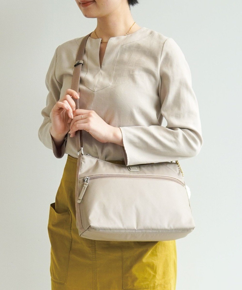 【エースバッグズアンドラゲッジ/ACE BAGS & LUGGAGE】のKanana project COLLECTION VYG ルフレ ショルダーバッグ 68343 カナナプロジェクト コレクション インテリア・キッズ・メンズ・レディースファッション・服の通販 founy(ファニー) 　ファッション　Fashion　レディースファッション　Fashion for Women　コレクション　Collection, Seasonal Line　シンプル　Simple, Minimal　トラベル　Travel, Travel Gear　トレンド　Trend, Trending Now　ポケット　Pocket, Pocket Detail　エレガント 上品　Elegant　傘　Umbrella, Parasol　軽量　Lightweight, Ultra Light　ベージュ|ID: prp329100004619357 ipo3291000000033301990