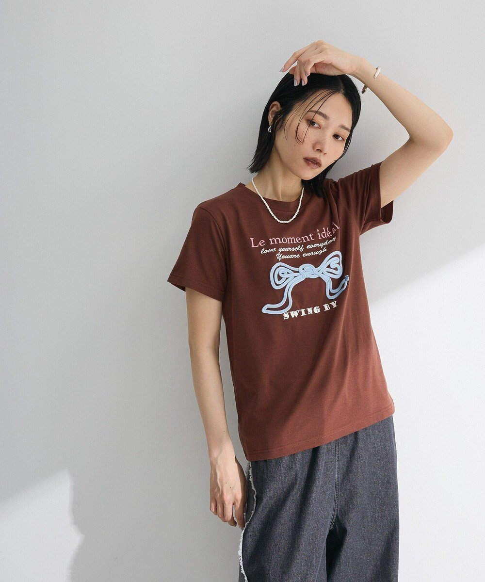 【グリーンパークス/Green Parks】の・swing by リボンモチーフコード刺繍TEE インテリア・キッズ・メンズ・レディースファッション・服の通販 founy(ファニー) 　ファッション　Fashion　レディースファッション　Fashion for Women　トップス・カットソー　Cut & Sew Tops　シャツ・ブラウス・オフィスカジュアル　Elegant Blouses & Button-Ups　ロングTシャツ・Tシャツ　Longline T-Shirts & Tees　カットソー・ベーシックTシャツ　Cut-and-Sewn Tops / Stretch Tees & Basics　おすすめ　Recommended / Our Picks　カットソー　Cut and Sewn Top　フィット　Fit, Slim Fit　ボトム　Bottoms, Lower Wear　ポケット　Pocket, Pocket Detail　モチーフ　Motif, Design Theme　リボン　Ribbon, Bow　A/W・秋冬　Autumn/Winter　Brown|ID: prp329100004620489 ipo3291000000033144422