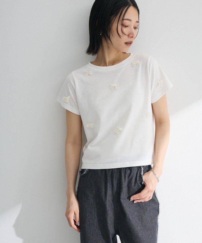 【グリーンパークス/Green Parks】の・swing by パールリボンモチーフTEE インテリア・キッズ・メンズ・レディースファッション・服の通販 founy(ファニー) https://founy.com/ ファッション Fashion レディースファッション Fashion for Women トップス・カットソー Cut & Sew Tops シャツ・ブラウス・オフィスカジュアル Elegant Blouses & Button-Ups ロングTシャツ・Tシャツ Longline T-Shirts & Tees カットソー・ベーシックTシャツ Cut-and-Sewn Tops / Stretch Tees & Basics おすすめ Recommended / Our Picks カットソー Cut and Sewn Top コンパクト Compact, Small Size トレンド Trend, Trending Now パール Pearl, Pearl Accent フォルム Silhouette, Form ベーシック Basic, Essential ボトム Bottoms, Lower Wear ポケット Pocket, Pocket Detail リボン Ribbon, Bow ワイド Wide, Wide Fit A/W・秋冬 Autumn/Winter |ID: prp329100004620581 ipo3291000000033145267