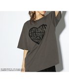 【グリーンパークス/Green Parks】のLOVEBOAT ハートロゴptビッグTEE 人気、トレンドファッション・服の通販 founy(ファニー) ファッション Fashion レディースファッション Fashion for Women トップス・カットソー Cut & Sew Tops シャツ・ブラウス・オフィスカジュアル Elegant Blouses & Button-Ups ロングTシャツ・Tシャツ Longline T-Shirts & Tees カットソー・ベーシックTシャツ Cut-and-Sewn Tops / Stretch Tees & Basics カットソー Cut and Sewn Top グラフィック Graphic, Graphic Design ビッグ Big, Oversized ポケット Pocket, Pocket Detail モチーフ Motif, Design Theme A/W・秋冬 Autumn/Winter thumbnail Charcoal Gray|ID: prp329100004621652 ipo3291000000033629849