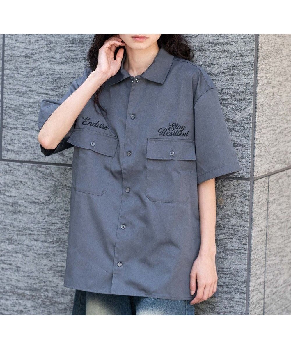 【ウィゴー/WEGO】の【ユニセックス着用ITEM】刺繍ロゴツイルワークシャツ インテリア・キッズ・メンズ・レディースファッション・服の通販 founy(ファニー) 　ファッション　Fashion　レディースファッション　Fashion for Women　トップス・カットソー　Cut & Sew Tops　シャツ・ブラウス・オフィスカジュアル　Elegant Blouses & Button-Ups　春　Spring　カーゴパンツ　Cargo Pants, Utility Pants　スマホ　Smartphone, Mobile Device　ツイル　Twist, Twisted Detail　トレンド　Trend, Trending Now　ハーフ　Half, Half-Length　フラップ　Flap, Flap Pocket　フロント　Front, Front Design　ベーシック　Basic, Essential　ボックス　Boxy, Box Shape　ポケット　Pocket, Pocket Detail　半袖　Short Sleeve, Half Sleeve　ミニスカート　Mini Skirt, Short Skirt　ワイド　Wide, Wide Fit　S/S・春夏　SS, Spring/Summer, Warm Season　新作・新入荷　New Arrivals / New In　おすすめ　Recommended / Our Picks　夏　Summer　ブラック中濃色|ID: prp329100004622331 ipo3291000000033173265