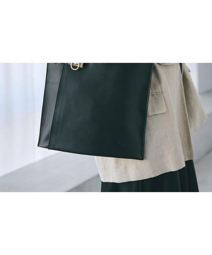 【トプカピ/TOPKAPI】の【TREASURE TOPKAPI】ベルトデザイン レザー フラット トートバッグ A4対応 インテリア・キッズ・メンズ・レディースファッション・服の通販 founy(ファニー) https://founy.com/ ファッション Fashion レディースファッション Fashion for Women バッグ Bags ベルト&ウエストマーク Belts & Waist Accessories クール Cool, Chic スマート Smart, Elegant フラット Flat, Flat Shoes フロント Front, Front Design ポケット Pocket, Pocket Detail |ID: prp329100004624808 ipo3291000000033513528