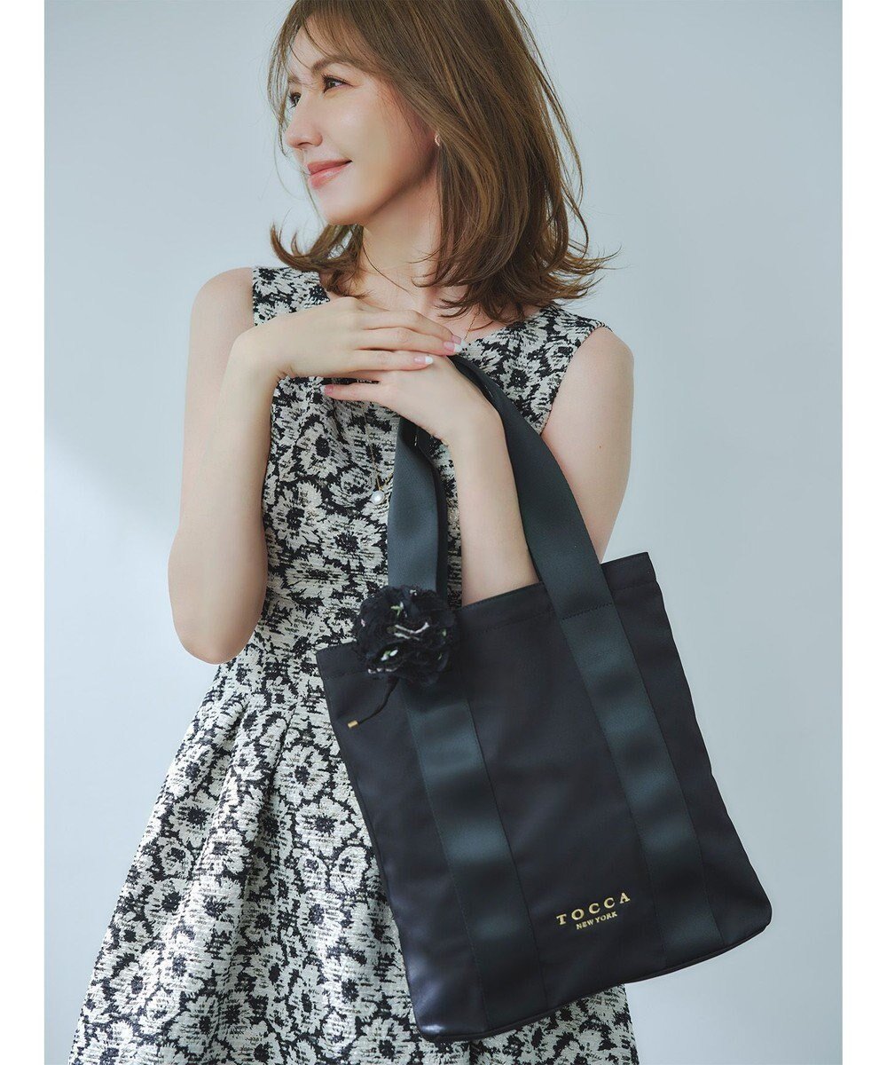 【トッカ/TOCCA】の【TOCCA meets MIKA&Lovéco】【数量限定・WEB限定カラー有・A4サイズ対応】FLOWER IN HEART BAG バッグ インテリア・キッズ・メンズ・レディースファッション・服の通販 founy(ファニー) 　ファッション　Fashion　レディースファッション　Fashion for Women　バッグ　Bags　エレガント 上品　Elegant　軽量　Lightweight, Ultra Light　シンプル　Simple, Minimal　センター　Center, Center Line　財布　Wallet, Purse　トリプル　Triple, Three Layers　バランス　Balance, Style Balance　フラット　Flat, Flat Shoes　フラワー　Flower, Floral　ブローチ　Brooch, Pin Brooch　ポケット　Pocket, Pocket Detail　ワイヤー　Wire, Wired Bra　A/W・秋冬　Autumn/Winter　冬　Winter / This Winter　新作・新入荷　New Arrivals / New In　ブラック×カーネーション|ID: prp329100004626866 ipo3291000000033250690
