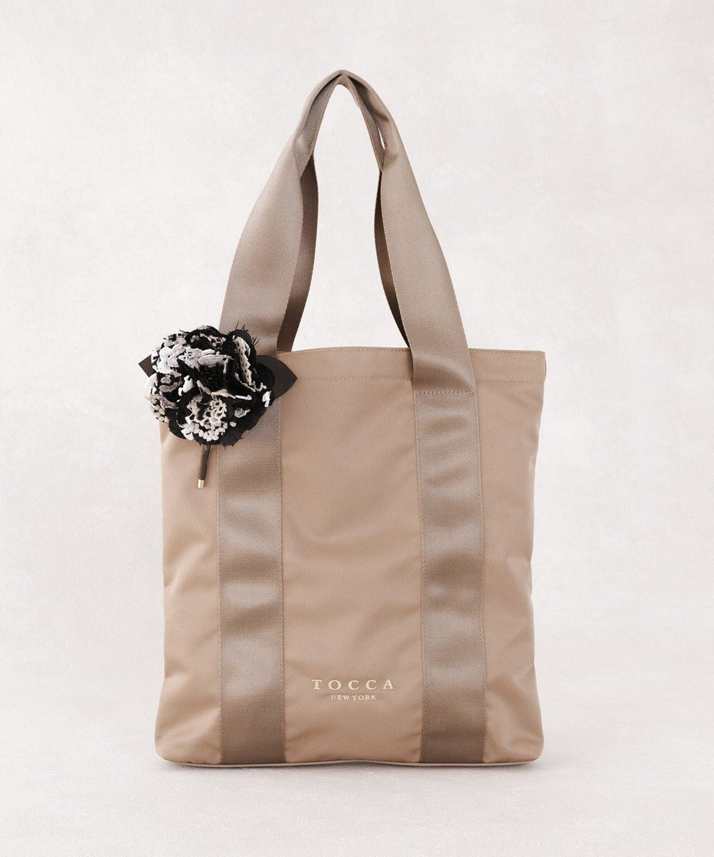【トッカ/TOCCA】の【TOCCA meets MIKA&Lovéco】【数量限定・WEB限定カラー有・A4サイズ対応】FLOWER IN HEART BAG バッグ インテリア・キッズ・メンズ・レディースファッション・服の通販 founy(ファニー) 　ファッション　Fashion　レディースファッション　Fashion for Women　バッグ　Bags　エレガント 上品　Elegant　軽量　Lightweight, Ultra Light　シンプル　Simple, Minimal　センター　Center, Center Line　財布　Wallet, Purse　トリプル　Triple, Three Layers　バランス　Balance, Style Balance　フラット　Flat, Flat Shoes　フラワー　Flower, Floral　ブローチ　Brooch, Pin Brooch　ポケット　Pocket, Pocket Detail　ワイヤー　Wire, Wired Bra　A/W・秋冬　Autumn/Winter　冬　Winter / This Winter　新作・新入荷　New Arrivals / New In　ベージュ×サザンカA|ID: prp329100004626866 ipo3291000000033250699