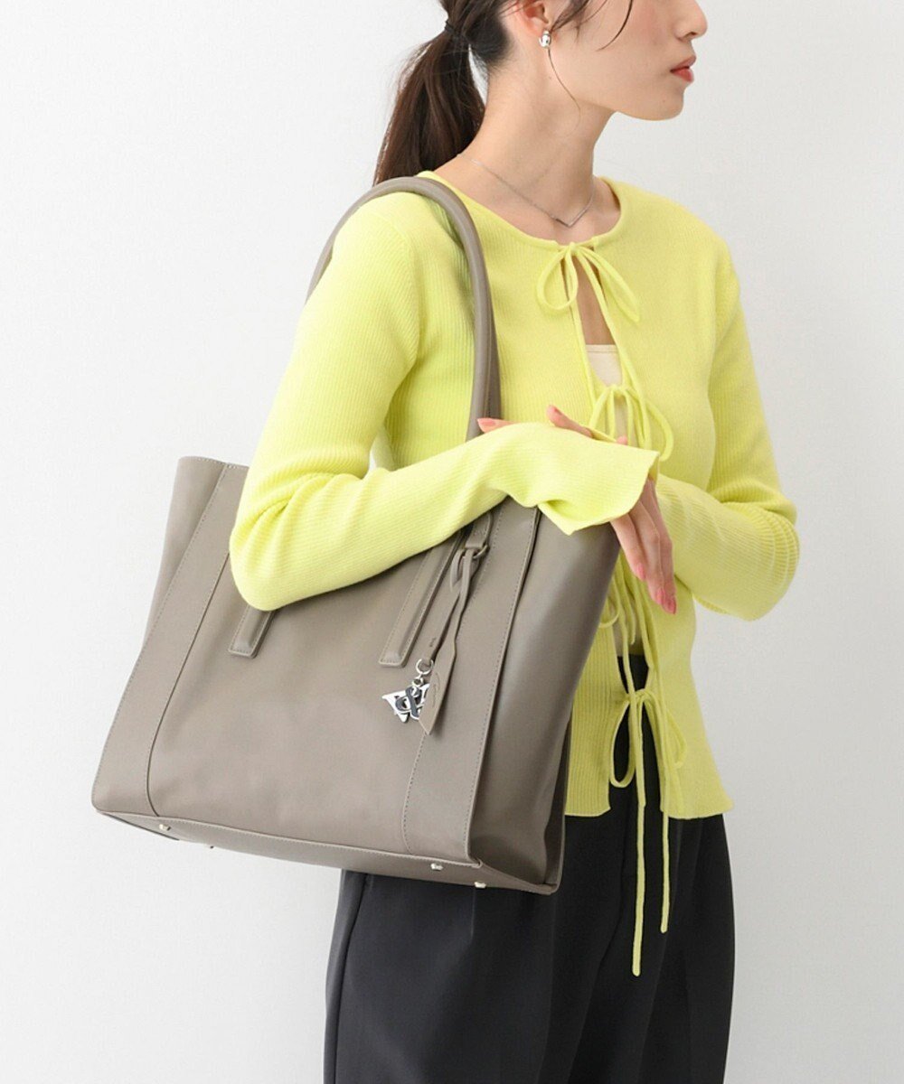 【エースバッグズアンドラゲッジ/ACE BAGS & LUGGAGE】のW .Day/Night グルマンキー レザートート A4サイズ 13.3インチPC収納 19001 ダブルアンドデイナイト インテリア・キッズ・メンズ・レディースファッション・服の通販 founy(ファニー) 　ファッション　Fashion　レディースファッション　Fashion for Women　バッグ　Bags　シンプル　Simple, Minimal　スマート　Smart, Elegant　定番　Standard, Basic Item　フォルム　Silhouette, Form　ポケット　Pocket, Pocket Detail　メタル　Metal, Metal Parts　再入荷　Restock / Back in Stock　新作・新入荷　New Arrivals / New In　ビジネス 仕事 通勤　Business / Work / Commuting　グレージュ|ID: prp329100004626884 ipo3291000000033250868