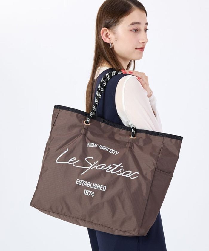 【レスポートサック/LeSportsac】のLARGE 2 WAY TOTE/2ウェイチョコレート/ブラックシャイン インテリア・キッズ・メンズ・レディースファッション・服の通販 founy(ファニー) https://founy.com/ ファッション Fashion レディースファッション Fashion for Women バッグ Bags 軽量 Lightweight, Ultra Light シンプル Simple, Minimal トラベル Travel, Travel Gear プリント Print, Printed Pattern ポケット Pocket, Pocket Detail リバーシブル Reversible, Two-Sided おすすめ Recommended / Our Picks 旅行 Travel ビジネス 仕事 通勤 Business / Work / Commuting |ID: prp329100004631062 ipo3291000000033317793