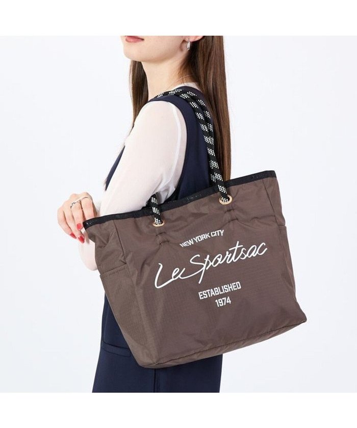 【レスポートサック/LeSportsac】のML 2 WAY TOTE /2ウェイチョコレート/ブラックシャイン インテリア・キッズ・メンズ・レディースファッション・服の通販 founy(ファニー) https://founy.com/ ファッション Fashion レディースファッション Fashion for Women バッグ Bags 軽量 Lightweight, Ultra Light シンプル Simple, Minimal スクエア Square, Square Shape スマホ Smartphone, Mobile Device トラベル Travel, Travel Gear 人気 Popular, Best Seller プリント Print, Printed Pattern ボックス Boxy, Box Shape ポケット Pocket, Pocket Detail リバーシブル Reversible, Two-Sided おすすめ Recommended / Our Picks 旅行 Travel ビジネス 仕事 通勤 Business / Work / Commuting |ID: prp329100004631071 ipo3291000000033317879