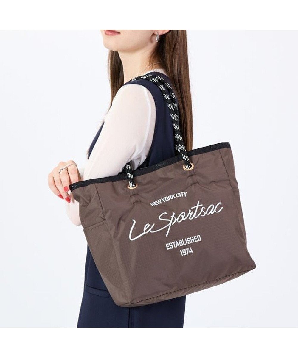【レスポートサック/LeSportsac】のML 2 WAY TOTE /2ウェイチョコレート/ブラックシャイン インテリア・キッズ・メンズ・レディースファッション・服の通販 founy(ファニー) 　ファッション　Fashion　レディースファッション　Fashion for Women　バッグ　Bags　軽量　Lightweight, Ultra Light　シンプル　Simple, Minimal　スクエア　Square, Square Shape　スマホ　Smartphone, Mobile Device　トラベル　Travel, Travel Gear　人気　Popular, Best Seller　プリント　Print, Printed Pattern　ボックス　Boxy, Box Shape　ポケット　Pocket, Pocket Detail　リバーシブル　Reversible, Two-Sided　おすすめ　Recommended / Our Picks　旅行　Travel　ビジネス 仕事 通勤　Business / Work / Commuting　2ウェイチョコレート/ブラックシャイン|ID: prp329100004631071 ipo3291000000033317882