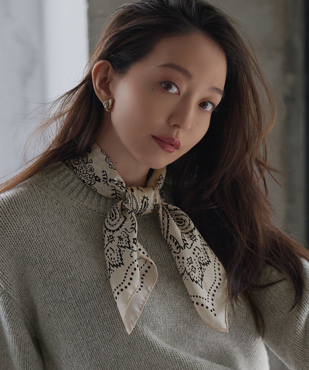 【23区/NIJYUSANKU】の【滝沢眞規子さん着用】manipuri ペイズリーモチーフ バンダナ シルク スカーフ インテリア・キッズ・メンズ・レディースファッション・服の通販 founy(ファニー) 　ファッションモデル・俳優・女優　Models　女性　Women　滝沢眞規子　Takizawa Makiko　ファッション　Fashion　レディースファッション　Fashion for Women　クラシック　Classic, Timeless Style　シルク　Silk, 100% Silk　スカーフ　Scarf, Neckwear　ストール　Stole, Wrap　定番　Standard, Basic Item　ハンド　Hand, Handmade　バンダナ　Bandana, Head Scarf　プリント　Print, Printed Pattern　A/W・秋冬　Autumn/Winter　冬　Winter / This Winter　おすすめ　Recommended / Our Picks　エレガント 上品　Elegant　2025年　2025　2025-2026秋冬・A/W　Autumn/Winter 2025–26 AW25–26　ホワイト系|ID: prp329100004631805 ipo3291000000034634542