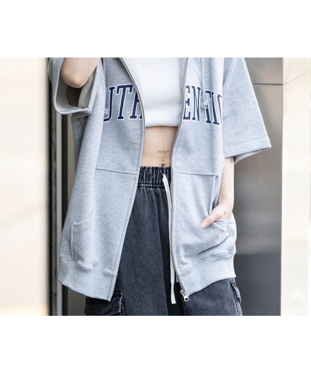 【ウィゴー/WEGO】の【ユニセックス着用ITEM】カレッジロゴジップパーカー(SS) インテリア・キッズ・メンズ・レディースファッション・服の通販 founy(ファニー) 　ファッション　Fashion　レディースファッション　Fashion for Women　トップス・カットソー　Cut & Sew Tops　レディースパーカー・カジュアルフーディー　Casual Hoodies & Sweatshirts　春　Spring　カーゴパンツ　Cargo Pants, Utility Pants　ショーツ　Shorts, Short Pants　スウェット / スエット　Sweatshirt, Sweatwear　スマホ　Smartphone, Mobile Device　デニム　Denim, Jeans Material　トレンド　Trend, Trending Now　パーカー　Hoodie, Parka　ビッグ　Big, Oversized　フロント　Front, Front Design　半袖　Short Sleeve, Half Sleeve　ミニスカート　Mini Skirt, Short Skirt　S/S・春夏　SS, Spring/Summer, Warm Season　おすすめ　Recommended / Our Picks　夏　Summer　杢グレー|ID: prp329100004633772 ipo3291000000033359448