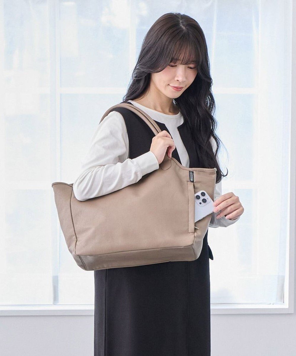 【ルートート/ROOTOTE】の3638【A4サイズ収納】SC.ハビチェル.シームリー-A インテリア・キッズ・メンズ・レディースファッション・服の通販 founy(ファニー) ファッション Fashion レディースファッション Fashion for Women バッグ Bags カメラ Camera Accessories シンプル Simple, Minimal スカーフ Scarf, Neckwear スマート Smart, Elegant スーツ Suit, Formalwear 雑誌 Magazine, Fashion Magazine チャーム Charm, Pendant バランス Balance, Style Balance フィット Fit, Slim Fit フォルム Silhouette, Form プリント Print, Printed Pattern ポケット Pocket, Pocket Detail ランダム Random, Irregular おすすめ Recommended / Our Picks エレガント 上品 Elegant 新作・新入荷 New Arrivals / New In ビジネス 仕事 通勤 Business / Work / Commuting 02:グレージュ|ID: prp329100004633786 ipo3291000000033599180