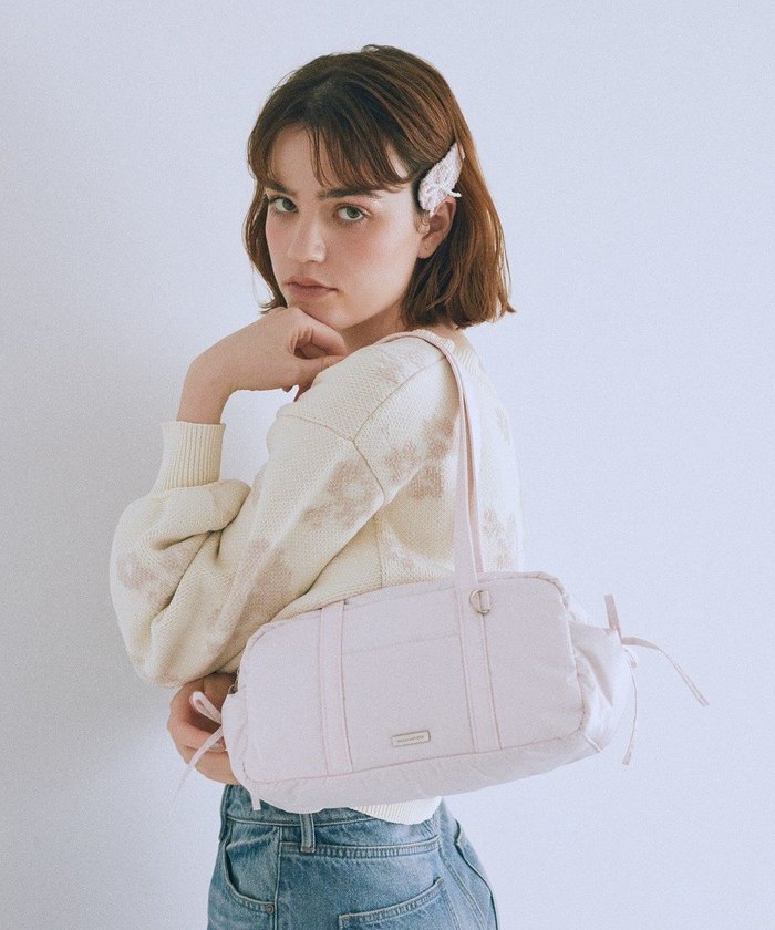 【メゾンドフルール/Maison de FLEUR】のサイドリボンパファーボストンバッグ インテリア・キッズ・メンズ・レディースファッション・服の通販 founy(ファニー) https://founy.com/ ファッション Fashion レディースファッション Fashion for Women バッグ Bags ガーリー Girly, Feminine Style チャーム Charm, Pendant トレンド Trend, Trending Now ボストンバッグ Boston Bag, Retro Bag リボン Ribbon, Bow |ID: prp329100004634362 ipo3291000000035857530