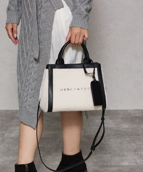 【スタイルコード/STYLE CODE】の【先行予約開始】【MERCURYDUO/マーキュリーデュオ】カードケース付 ロゴ刺繍ボアトートバッグ 人気、トレンドファッション・服の通販 founy(ファニー) ファッション Fashion レディースファッション Fashion for Women バッグ Bags カードケース/名刺入れ Card Holders & Business Cases 傘 Umbrella, Parasol ショルダー Shoulder, Shoulder Strap スクエア Square, Square Shape 財布 Wallet, Purse チャーム Charm, Pendant トレンド Trend, Trending Now 台形 A-Line, Trapezoid Shape ハンカチ Handkerchief, Hanky フェイクレザー Faux Leather, PU Leather フォルム Silhouette, Form ポケット Pocket, Pocket Detail ポーチ Pouch, Small Case モコモコ Fuzzy, Fluffy モノトーン Monotone, Black and White おすすめ Recommended / Our Picks エレガント 上品 Elegant |ID:prp329100004635511