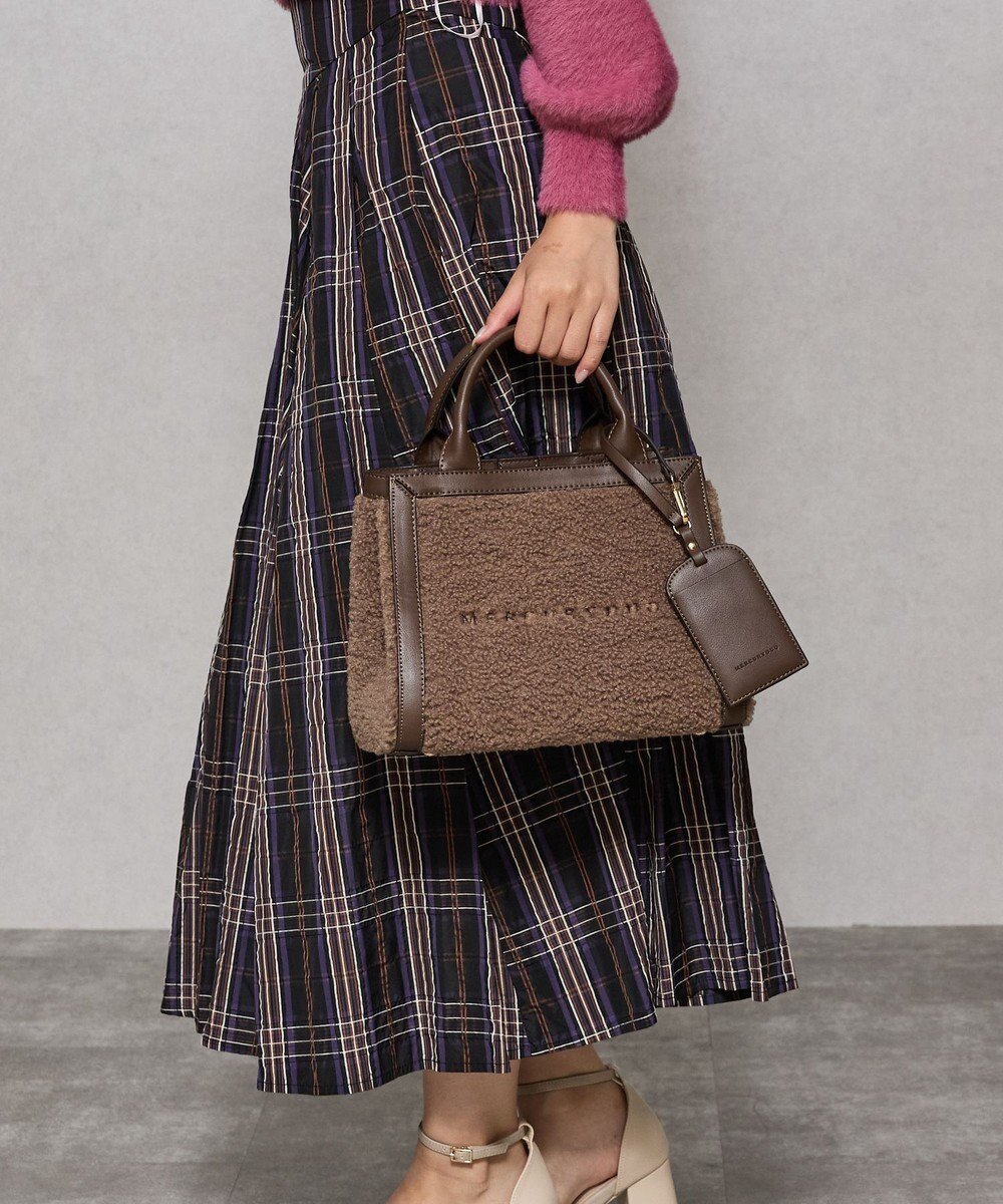 【スタイルコード/STYLE CODE】の【先行予約開始】【MERCURYDUO/マーキュリーデュオ】カードケース付 ロゴ刺繍ボアトートバッグ インテリア・キッズ・メンズ・レディースファッション・服の通販 founy(ファニー) 　ファッション　Fashion　レディースファッション　Fashion for Women　バッグ　Bags　カードケース/名刺入れ　Card Holders & Business Cases　傘　Umbrella, Parasol　ショルダー　Shoulder, Shoulder Strap　スクエア　Square, Square Shape　財布　Wallet, Purse　チャーム　Charm, Pendant　トレンド　Trend, Trending Now　台形　A-Line, Trapezoid Shape　ハンカチ　Handkerchief, Hanky　フェイクレザー　Faux Leather, PU Leather　フォルム　Silhouette, Form　ポケット　Pocket, Pocket Detail　ポーチ　Pouch, Small Case　モコモコ　Fuzzy, Fluffy　モノトーン　Monotone, Black and White　おすすめ　Recommended / Our Picks　エレガント 上品　Elegant　グレージュ|ID: prp329100004635511 ipo3291000000033385687