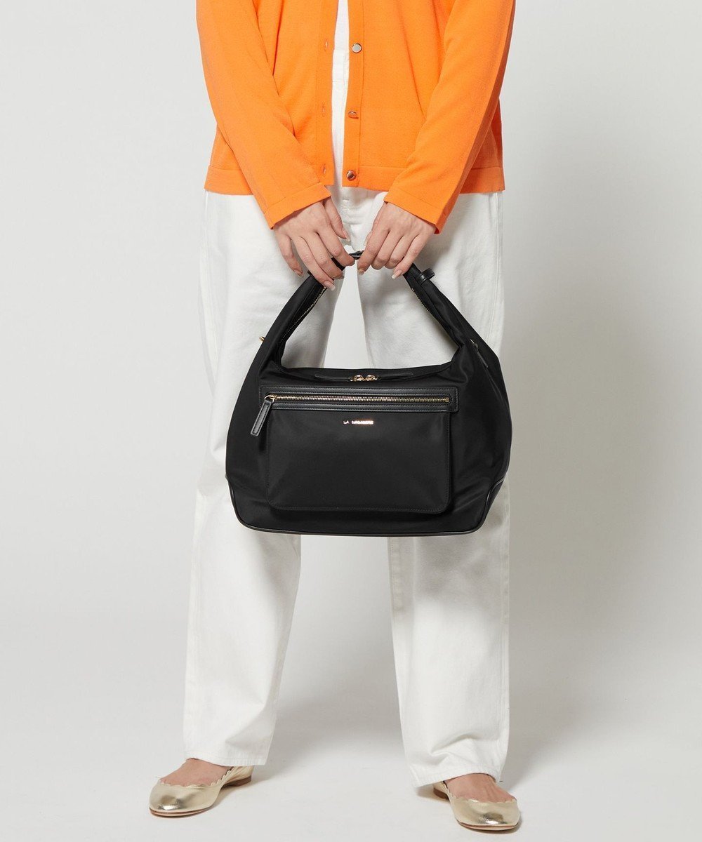 【ラ バガジェリー/LA BAGAGERIE】のループ2WAYショルダーバッグ Mサイズ 人気、トレンドファッション・服の通販 founy(ファニー) 　ファッション　Fashion　レディースファッション　Fashion for Women　スマート　Smart, Elegant　財布　Wallet, Purse　定番　Standard, Basic Item　ポケット　Pocket, Pocket Detail　ポーチ　Pouch, Small Case　マグネット　Magnet, Magnetic Closure　ループ　Loop, Loop Knit　おすすめ　Recommended / Our Picks　ビジネス 仕事 通勤　Business / Work / Commuting　 other-1|ID: prp329100004636557 ipo3291000000033712272