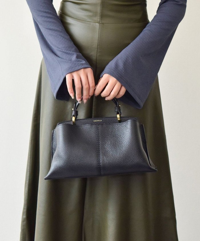 【インター ショシュール/INTER-CHAUSSURES】の【LORISTELLA】レザーハンドルセンターシームハンドバッグ インテリア・キッズ・メンズ・レディースファッション・服の通販 founy(ファニー) https://founy.com/ ファッション Fashion レディースファッション Fashion for Women バッグ Bags イタリア Italy スタイリッシュ Stylish, Fashionable パターン Pattern, Design Print ファブリック Fabric, Textile フェミニン Feminine, Girly フォルム Silhouette, Form ベーシック Basic, Essential モダン Modern, Contemporary ラップ Wrap, Wrap Design 人気 Popular, Best Seller |ID: prp329100004639331 ipo3291000000033609494