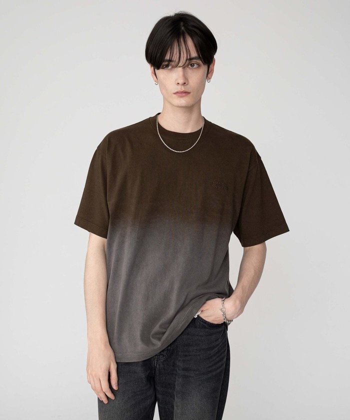 【ウィゴー/WEGO】の【ユニセックス着用ITEM/MLサイズ展開】グラデーションワンポイントT(SS) インテリア・キッズ・メンズ・レディースファッション・服の通販 founy(ファニー) https://founy.com/ ファッション Fashion レディースファッション Fashion for Women トップス・カットソー Cut & Sew Tops シャツ・ブラウス・オフィスカジュアル Elegant Blouses & Button-Ups ロングTシャツ・Tシャツ Longline T-Shirts & Tees カットソー・ベーシックTシャツ Cut-and-Sewn Tops / Stretch Tees & Basics インナー Innerwear 秋 Autumn カットソー Cut and Sewn Top カーゴパンツ Cargo Pants, Utility Pants グラデーション Gradient, Ombre シンプル Simple, Minimal スマホ Smartphone, Mobile Device スラックス Slacks, Dress Pants デニム Denim, Jeans Material 半袖 Short Sleeve, Half Sleeve メンズ Men's, Menswear リラックス Relax, Relaxed Fit ワンポイント One Point, Statement Accent 冬 Winter / This Winter A/W・秋冬 Autumn/Winter 新作・新入荷 New Arrivals / New In 夏 Summer |ID: prp329100004643088 ipo3291000000033493507