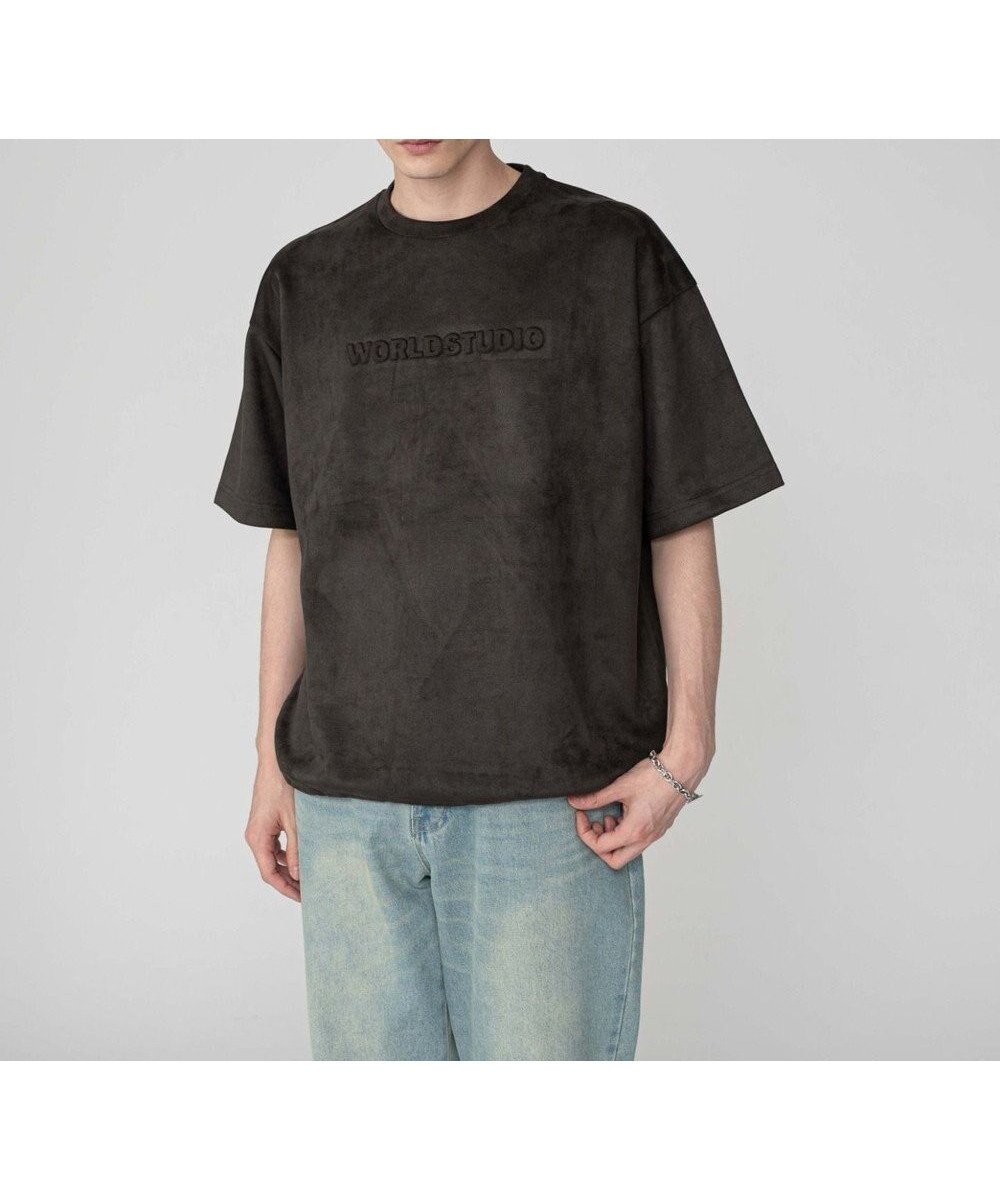 【ウィゴー/WEGO】の【ユニセックス着用ITEM/MLサイズ展開】フェイクスウェードエンボスロゴT(SS) インテリア・キッズ・メンズ・レディースファッション・服の通販 founy(ファニー) 　ファッション　Fashion　レディースファッション　Fashion for Women　トップス・カットソー　Cut & Sew Tops　シャツ・ブラウス・オフィスカジュアル　Elegant Blouses & Button-Ups　ロングTシャツ・Tシャツ　Longline T-Shirts & Tees　カットソー・ベーシックTシャツ　Cut-and-Sewn Tops / Stretch Tees & Basics　春　Spring　カットソー　Cut and Sewn Top　シンプル　Simple, Minimal　スマホ　Smartphone, Mobile Device　スラックス　Slacks, Dress Pants　フレア　Flare, Flared　フロント　Front, Front Design　半袖　Short Sleeve, Half Sleeve　ロング　Long, Long-Length　A/W・秋冬　Autumn/Winter　新作・新入荷　New Arrivals / New In　おすすめ　Recommended / Our Picks　夏　Summer　エレガント 上品　Elegant　ブラック中濃色|ID: prp329100004643089 ipo3291000000033493515