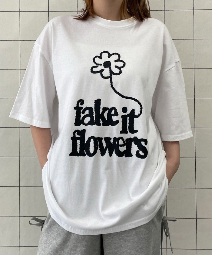 【ウィゴー/WEGO】のfake it flowersビッグT インテリア・キッズ・メンズ・レディースファッション・服の通販 founy(ファニー) https://founy.com/ ファッション Fashion レディースファッション Fashion for Women トップス・カットソー Cut & Sew Tops シャツ・ブラウス・オフィスカジュアル Elegant Blouses & Button-Ups ロングTシャツ・Tシャツ Longline T-Shirts & Tees カットソー・ベーシックTシャツ Cut-and-Sewn Tops / Stretch Tees & Basics 新作・新入荷 New Arrivals / New In おすすめ Recommended / Our Picks カットソー Cut and Sewn Top カーゴパンツ Cargo Pants, Utility Pants ショート Short, Short Length スマホ Smartphone, Mobile Device ビッグ Big, Oversized フラワー Flower, Floral 半袖 Short Sleeve, Half Sleeve 夏 Summer 定番 Standard, Basic Item 春 Spring S/S・春夏 SS, Spring/Summer, Warm Season |ID: prp329100004643109 ipo3291000000033493627