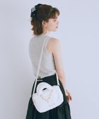 【メゾンドフルール/Maison de FLEUR】のチャーム付きファー2Wayボストンバッグ Off White|ID: prp329100004650068 ipo3291000000033592512