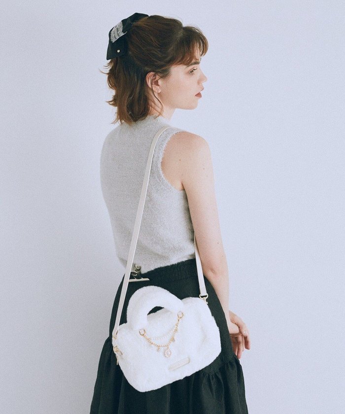 【メゾンドフルール/Maison de FLEUR】のチャーム付きファー2Wayボストンバッグ インテリア・キッズ・メンズ・レディースファッション・服の通販 founy(ファニー) https://founy.com/ ファッション Fashion レディースファッション Fashion for Women バッグ Bags チャーム Charm, Pendant ボストンバッグ Boston Bag, Retro Bag |ID: prp329100004650068 ipo3291000000035814836