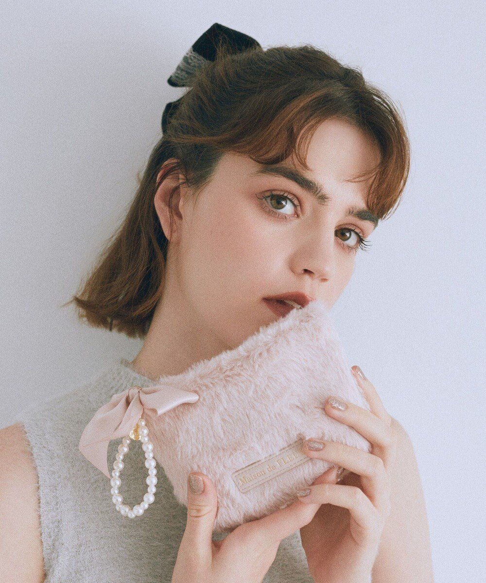 【メゾンドフルール/Maison de FLEUR】のパールリボンファーポーチ 人気、トレンドファッション・服の通販 founy(ファニー) ファッション Fashion レディースファッション Fashion for Women ミニ財布・二つ折り財布 Wallets & Card Cases ポーチ&ミニバッグ Pouches & Mini Bags おすすめ Recommended / Our Picks ギフト プレゼント Gift / Present コンパクト Compact, Small Size サテン Satin, Glossy Fabric チャーム Charm, Pendant パール Pearl, Pearl Accent ポーチ Pouch, Small Case リボン Ribbon, Bow 財布 Wallet, Purse other-1|ID: prp329100004650070 ipo3291000000033592517