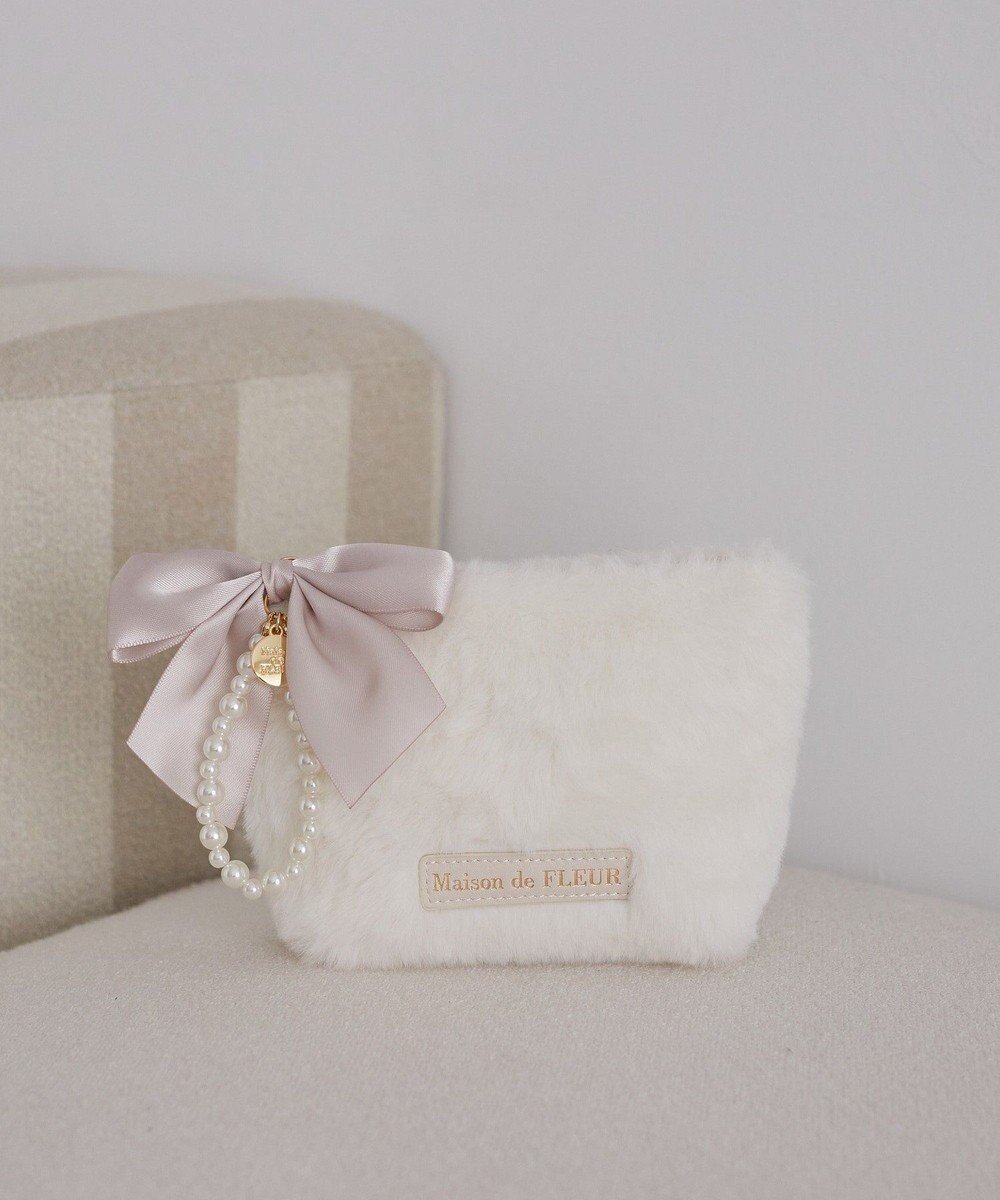 【メゾンドフルール/Maison de FLEUR】のパールリボンファーポーチ インテリア・キッズ・メンズ・レディースファッション・服の通販 founy(ファニー) ファッション Fashion レディースファッション Fashion for Women ミニ財布・二つ折り財布 Wallets & Card Cases ポーチ&ミニバッグ Pouches & Mini Bags おすすめ Recommended / Our Picks ギフト プレゼント Gift / Present コンパクト Compact, Small Size サテン Satin, Glossy Fabric チャーム Charm, Pendant パール Pearl, Pearl Accent ポーチ Pouch, Small Case リボン Ribbon, Bow 財布 Wallet, Purse Off White|ID: prp329100004650070 ipo3291000000033592519