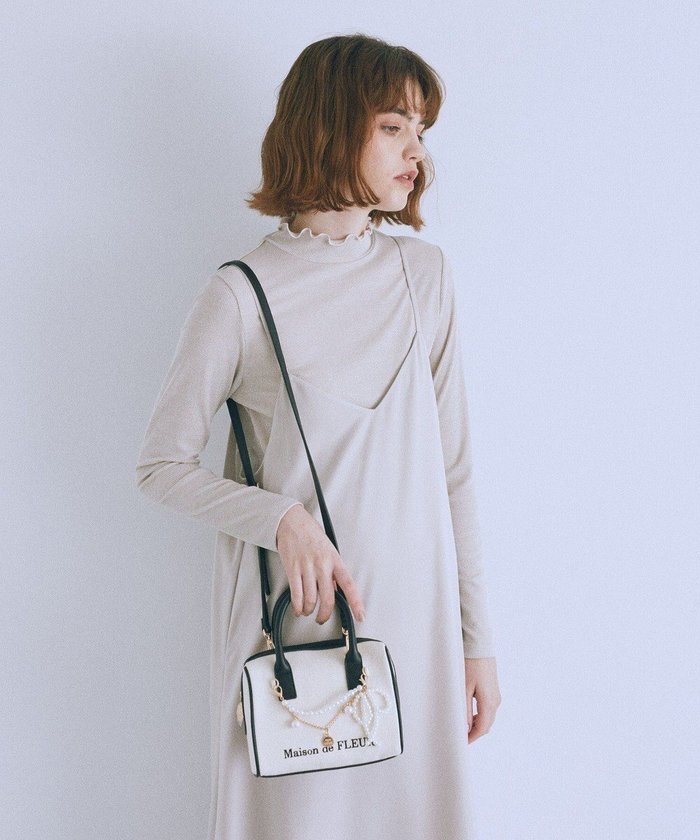【メゾンドフルール/Maison de FLEUR】のチャーム付きキャンバスボストンバッグ インテリア・キッズ・メンズ・レディースファッション・服の通販 founy(ファニー) https://founy.com/ ファッション Fashion レディースファッション Fashion for Women バッグ Bags 新作・新入荷 New Arrivals / New In キャンバス Canvas, Canvas Fabric チェーン Chain, Chain Strap チャーム Charm, Pendant トレンド Trend, Trending Now パイピング Piping, Trim Design パール Pearl, Pearl Accent フォルム Silhouette, Form ボストンバッグ Boston Bag, Retro Bag |ID: prp329100004650088 ipo3291000000033592609