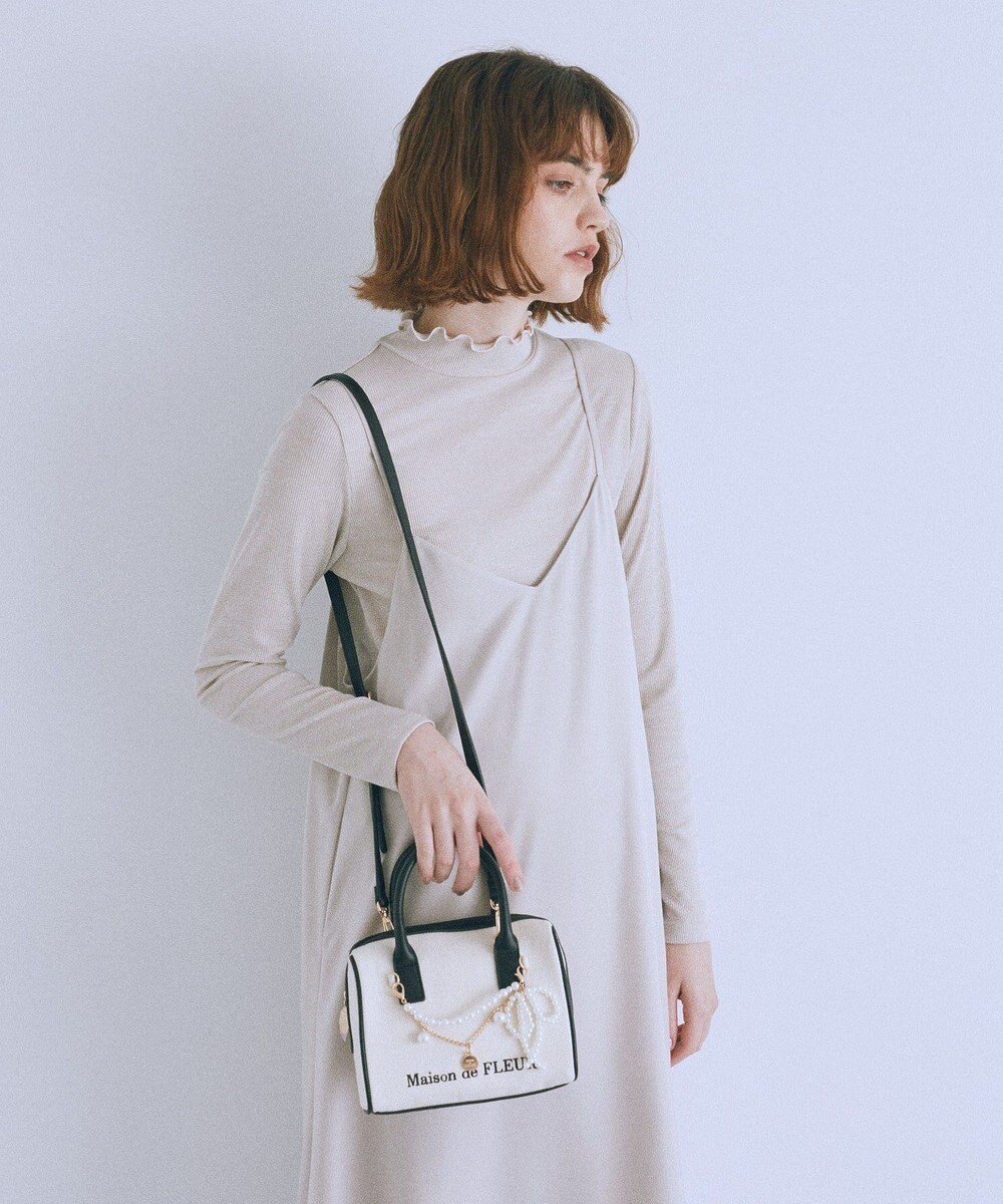【メゾンドフルール/Maison de FLEUR】のチャーム付きキャンバスボストンバッグ インテリア・キッズ・メンズ・レディースファッション・服の通販 founy(ファニー) 　ファッション　Fashion　レディースファッション　Fashion for Women　バッグ　Bags　新作・新入荷　New Arrivals / New In　キャンバス　Canvas, Canvas Fabric　チェーン　Chain, Chain Strap　チャーム　Charm, Pendant　トレンド　Trend, Trending Now　パイピング　Piping, Trim Design　パール　Pearl, Pearl Accent　フォルム　Silhouette, Form　ボストンバッグ　Boston Bag, Retro Bag　Black|ID: prp329100004650088 ipo3291000000033592610