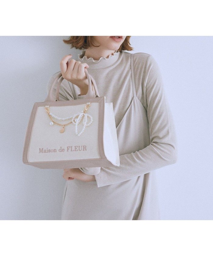 【メゾンドフルール/Maison de FLEUR】のチャーム付きスクエア2Wayバッグ インテリア・キッズ・メンズ・レディースファッション・服の通販 founy(ファニー) https://founy.com/ ファッション Fashion レディースファッション Fashion for Women バッグ Bags 新作・新入荷 New Arrivals / New In キャンバス Canvas, Canvas Fabric スクエア Square, Square Shape チェーン Chain, Chain Strap チャーム Charm, Pendant トレンド Trend, Trending Now パイピング Piping, Trim Design パール Pearl, Pearl Accent ポケット Pocket, Pocket Detail |ID: prp329100004650089 ipo3291000000033592615