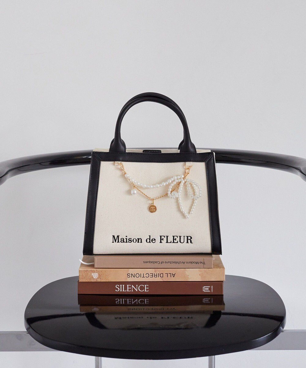 【メゾンドフルール/Maison de FLEUR】のチャーム付きスクエア2Wayバッグ インテリア・キッズ・メンズ・レディースファッション・服の通販 founy(ファニー) 　ファッション　Fashion　レディースファッション　Fashion for Women　バッグ　Bags　新作・新入荷　New Arrivals / New In　キャンバス　Canvas, Canvas Fabric　スクエア　Square, Square Shape　チェーン　Chain, Chain Strap　チャーム　Charm, Pendant　トレンド　Trend, Trending Now　パイピング　Piping, Trim Design　パール　Pearl, Pearl Accent　ポケット　Pocket, Pocket Detail　Black|ID: prp329100004650089 ipo3291000000033592618