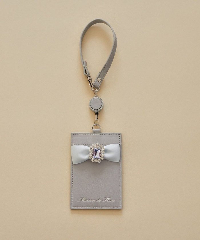 【メゾンドフルール/Maison de FLEUR】のリール付きビジューリボンパスケース インテリア・キッズ・メンズ・レディースファッション・服の通販 founy(ファニー) https://founy.com/ ファッション Fashion レディースファッション Fashion for Women ミニ財布・二つ折り財布 Wallets & Card Cases 新作・新入荷 New Arrivals / New In おすすめ Recommended / Our Picks ギフト プレゼント Gift / Present サテン Satin, Glossy Fabric シルバー Silver, Metallic Silver ビジュー Bijou, Jewel-like Accent ポケット Pocket, Pocket Detail ラップ Wrap, Wrap Design リボン Ribbon, Bow エレガント 上品 Elegant 財布 Wallet, Purse |ID: prp329100004650097 ipo3291000000033592664