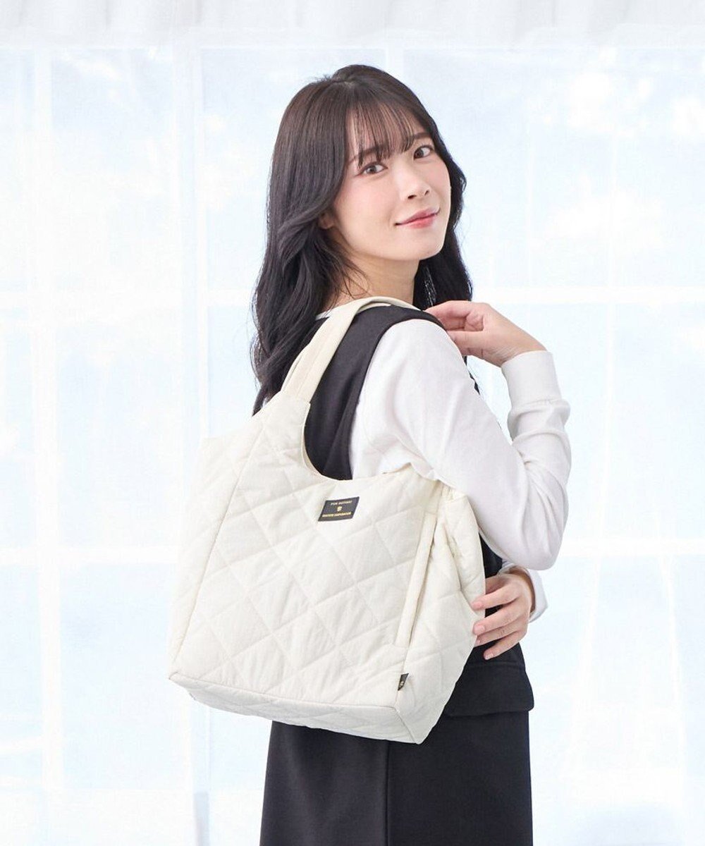 【ルートート/ROOTOTE】の3674【仕切り+自立+撥水】LT.ラウンド.パルーティ.キルト-D インテリア・キッズ・メンズ・レディースファッション・服の通販 founy(ファニー) 　ファッション　Fashion　レディースファッション　Fashion for Women　バッグ　Bags　カメラ　Camera Accessories　キルティング　Quilted, Quilting　キルト　Quilt, Quilted Fabric　傘　Umbrella, Parasol　シンプル　Simple, Minimal　フィット　Fit, Slim Fit　フォルム　Silhouette, Form　フラット　Flat, Flat Shoes　プリント　Print, Printed Pattern　ボックス　Boxy, Box Shape　ポケット　Pocket, Pocket Detail　ラウンド　Round, Round Neck　ランダム　Random, Irregular　新作・新入荷　New Arrivals / New In　おすすめ　Recommended / Our Picks　エレガント 上品　Elegant　ギフト プレゼント　Gift / Present　02:アイボリー|ID: prp329100004650115 ipo3291000000033592785