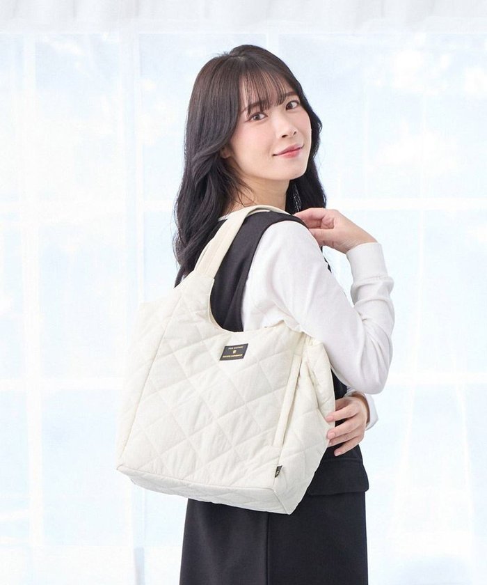 【ルートート/ROOTOTE】の3674【仕切り+自立+撥水】LT.ラウンド.パルーティ.キルト-D インテリア・キッズ・メンズ・レディースファッション・服の通販 founy(ファニー) https://founy.com/ ファッション Fashion レディースファッション Fashion for Women バッグ Bags カメラ Camera Accessories キルティング Quilted, Quilting キルト Quilt, Quilted Fabric 傘 Umbrella, Parasol シンプル Simple, Minimal フィット Fit, Slim Fit フォルム Silhouette, Form フラット Flat, Flat Shoes プリント Print, Printed Pattern ボックス Boxy, Box Shape ポケット Pocket, Pocket Detail ラウンド Round, Round Neck ランダム Random, Irregular おすすめ Recommended / Our Picks エレガント 上品 Elegant ギフト プレゼント Gift / Present 新作・新入荷 New Arrivals / New In |ID: prp329100004650115 ipo3291000000035815105