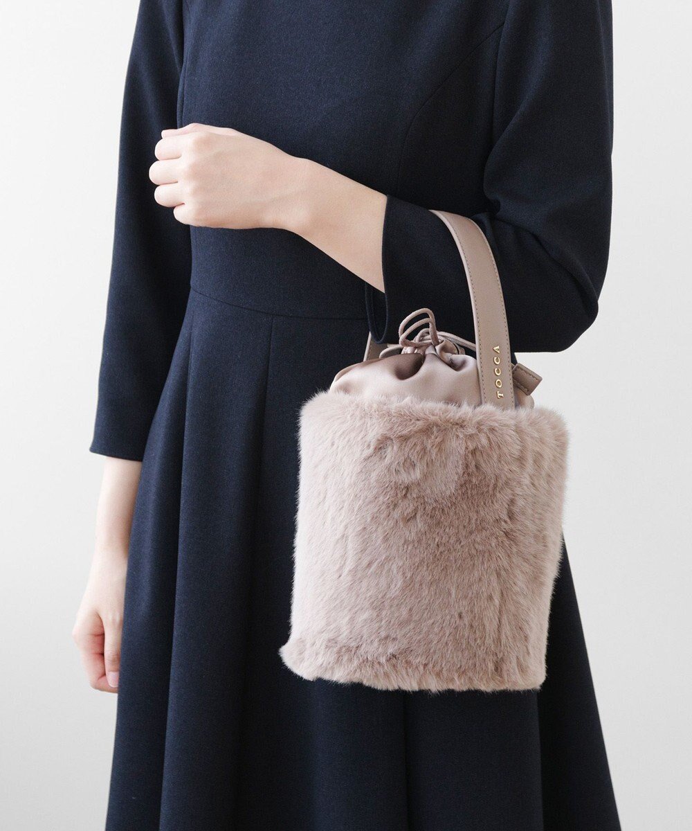 【トッカ/TOCCA】のMILKY TEA FURBAG ファーバッグ インテリア・キッズ・メンズ・レディースファッション・服の通販 founy(ファニー) 　ファッション　Fashion　レディースファッション　Fashion for Women　バッグ　Bags　新作・新入荷　New Arrivals / New In　冬　Winter / This Winter　おすすめ　Recommended / Our Picks　スマホ　Smartphone, Mobile Device　デニム　Denim, Jeans Material　トレンド　Trend, Trending Now　フォルム　Silhouette, Form　ポケット　Pocket, Pocket Detail　巾着　Drawstring Bag, Kinchaku　A/W・秋冬　Autumn/Winter　財布　Wallet, Purse　ベージュ系|ID: prp329100004650120 ipo3291000000033592812