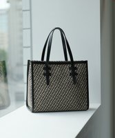 【イアクッチ/IACUCCI】のモノグランマ S JACQUARD/RUGA 人気、トレンドファッション・服の通販 founy(ファニー) 雑誌掲載アイテム Magazine Picks & Fashion Features ファッション雑誌 Fashion Magazines オッジ Oggi クラッシィ CLASSY. ファッションモデル・俳優・女優 Models 女性 Women 福田麻琴 Fukuda Makoto ファッション Fashion レディースファッション Fashion for Women バッグ Bags 1月号 January Issue クラシカル Classical, Vintage-Inspired グラフィック Graphic, Graphic Design ショルダー Shoulder, Shoulder Strap シンプル Simple, Minimal ジャカード/ジャガード Jacquard, Woven Pattern スクエア Square, Square Shape スマート Smart, Elegant 雑誌 Magazine, Fashion Magazine 2月号 February Issue, Feb. Edition ポケット Pocket, Pocket Detail モダン Modern, Contemporary |ID:prp329100004651072