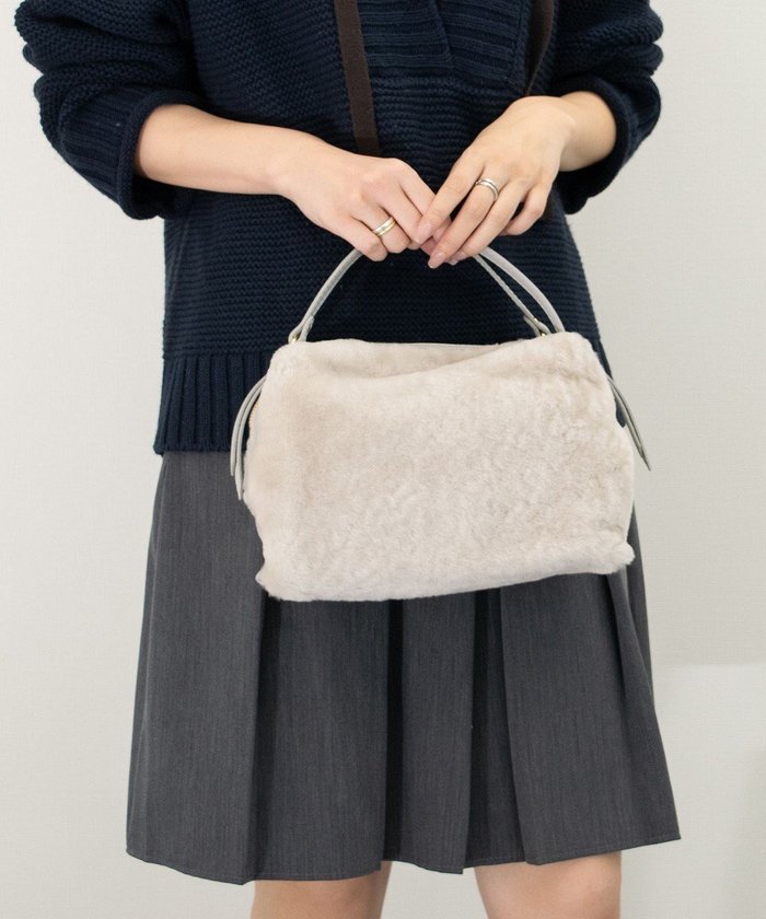 【インター ショシュール/INTER-CHAUSSURES】の【RIPANI】レザーハンドルムートンバッグ インテリア・キッズ・メンズ・レディースファッション・服の通販 founy(ファニー) https://founy.com/ ファッション Fashion レディースファッション Fashion for Women バッグ Bags イタリア Italy コレクション Collection, Seasonal Line コンビ Combo, Combination Style シンプル Simple, Minimal フェミニン Feminine, Girly ムートン Shearling, Mouton |ID: prp329100004652417 ipo3291000000034609465