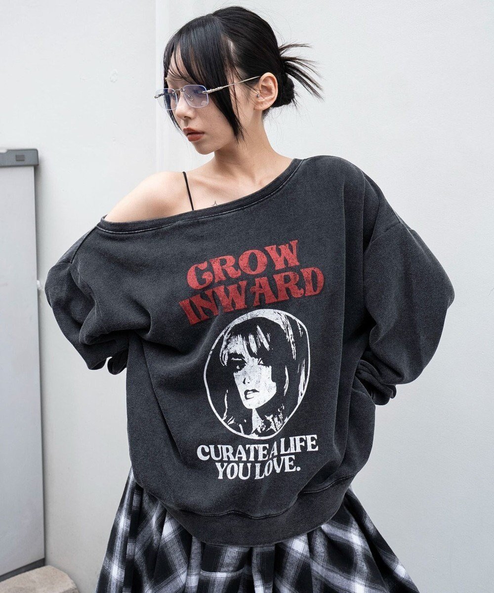 【ウィゴー/WEGO】の2WAYグラフィックワンショルBIGスウェット インテリア・キッズ・メンズ・レディースファッション・服の通販 founy(ファニー) 　ファッション　Fashion　レディースファッション　Fashion for Women　トップス・カットソー　Cut & Sew Tops　レディースパーカー・カジュアルフーディー　Casual Hoodies & Sweatshirts　スウェット・クルーネックトップス　Sweatshirts & Crewnecks / Relaxed Fit Sweat Tops　インナー　Innerwear　カーゴパンツ　Cargo Pants, Utility Pants　キャップ　Cap, Baseball Cap　グラフィック　Graphic, Graphic Design　ショルダー　Shoulder, Shoulder Strap　スウェット / スエット　Sweatshirt, Sweatwear　スニーカー　Sneakers, Trainers　スポーティ　Sporty, Casual Athletic　スマホ　Smartphone, Mobile Device　ダメージ　Distressed, Destroyed　デニム　Denim, Jeans Material　トレンド　Trend, Trending Now　長袖　Long Sleeve, Full Sleeve　ハーフ　Half, Half-Length　ビッグ　Big, Oversized　フロント　Front, Front Design　プリント　Print, Printed Pattern　ワンショル　One Shoulder, Asymmetrical　A/W・秋冬　Autumn/Winter　新作・新入荷　New Arrivals / New In　おすすめ　Recommended / Our Picks　柄4|ID: prp329100004653355 ipo3291000000033633186