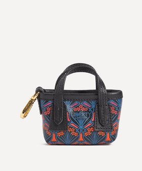 【リバティ/LIBERTY】のアイフィス ドーン マールボロ チャーム 人気、トレンドファッション・服の通販 founy(ファニー) ファッション Fashion レディースファッション Fashion for Women ミニ財布・二つ折り財布 Wallets & Card Cases イタリア Italy キャンバス Canvas, Canvas Fabric キーホルダー Keychain, Key Holder ギフト プレゼント Gift / Present クラシック Classic, Timeless Style コーティング Coating, Coated Finish チャーム Charm, Pendant プリント Print, Printed Pattern リネン Linen, Linen Fabric ワーク Workwear, Utility Style 財布 Wallet, Purse |ID:prp329100004654945