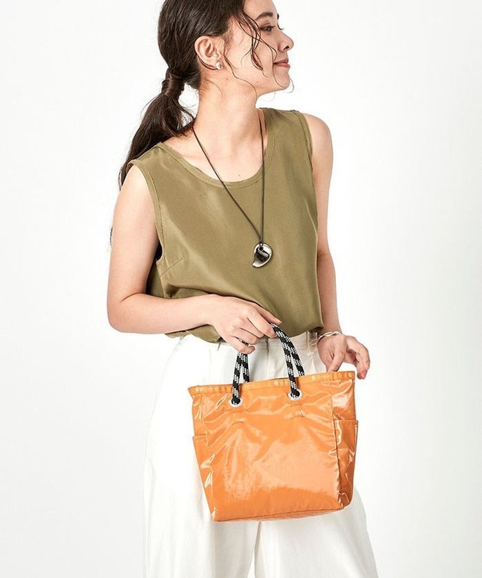 【レスポートサック/LeSportsac】のMEDIUM 2 WAY TOTE/2ウェイメダリオン/ブラックシャイン インテリア・キッズ・メンズ・レディースファッション・服の通販 founy(ファニー) https://founy.com/ ファッション Fashion レディースファッション Fashion for Women バッグ Bags オレンジ Orange クール Cool, Chic 軽量 Lightweight, Ultra Light シンプル Simple, Minimal スマホ Smartphone, Mobile Device トラベル Travel, Travel Gear プリント Print, Printed Pattern ボックス Boxy, Box Shape ポケット Pocket, Pocket Detail 無地 Plain, Solid Color リバーシブル Reversible, Two-Sided おすすめ Recommended / Our Picks 旅行 Travel ビジネス 仕事 通勤 Business / Work / Commuting |ID: prp329100004656062 ipo3291000000033677377