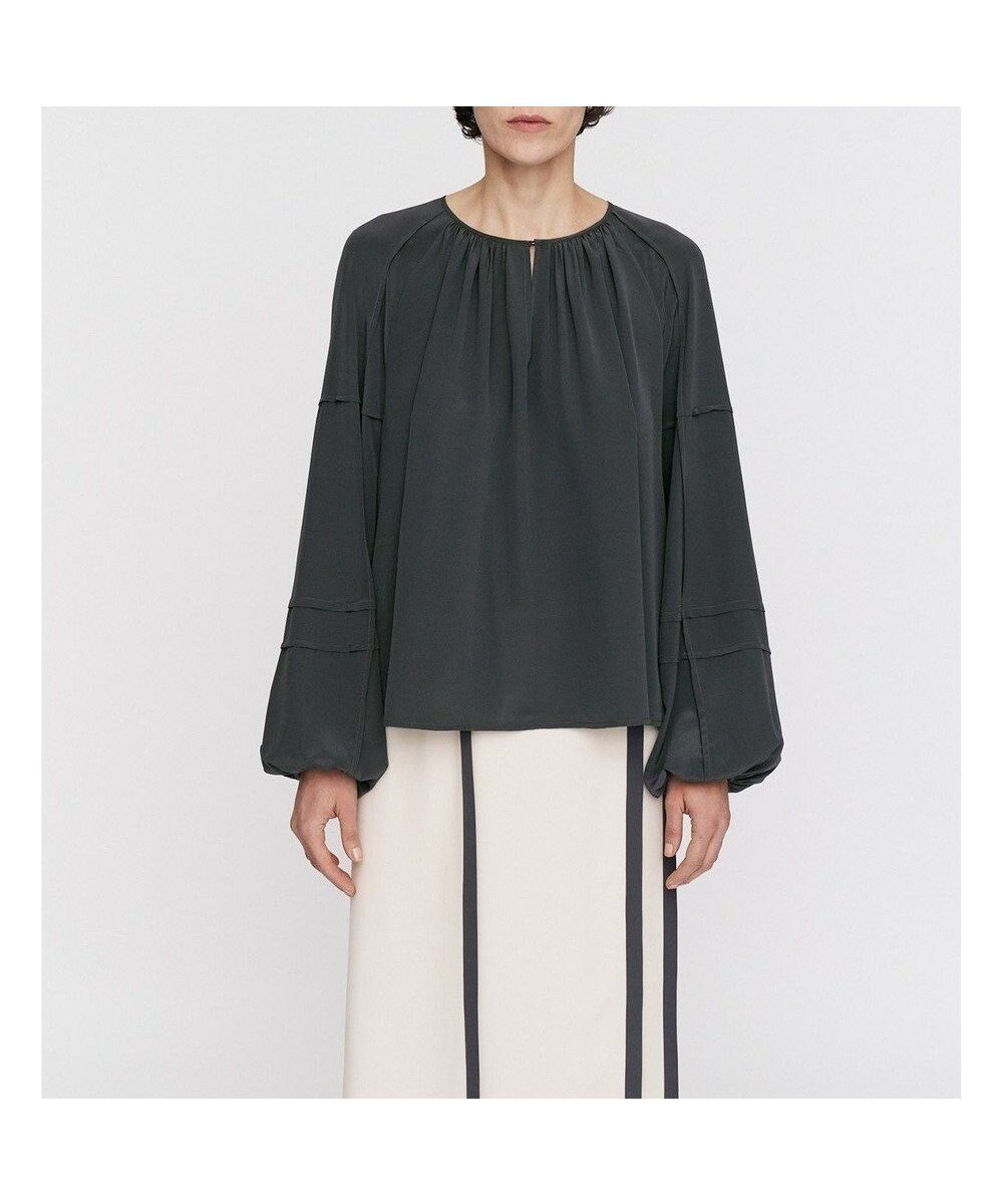 【ジョゼフ/JOSEPH】のクレープ ド ソワ リラックスフィットブラウス 人気、トレンドファッション・服の通販 founy(ファニー) ファッション Fashion レディースファッション Fashion for Women トップス・カットソー Cut & Sew Tops シャツ・ブラウス・オフィスカジュアル Elegant Blouses & Button-Ups クラシック Classic, Timeless Style シルク Silk, 100% Silk ドレープ Drape, Draping Fabric フィット Fit, Slim Fit リラックス Relax, Relaxed Fit 定番 Standard, Basic Item A/W・秋冬 Autumn/Winter 軽量 Lightweight, Ultra Light other-1|ID: prp329100004656736 ipo3291000000033683792