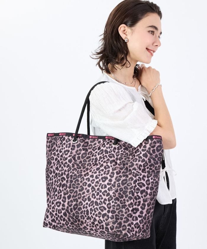 【レスポートサック/LeSportsac】の【GALS!】LARGE 2 WAY TOTE/ギャルズ! インテリア・キッズ・メンズ・レディースファッション・服の通販 founy(ファニー) https://founy.com/ ファッション Fashion レディースファッション Fashion for Women バッグ Bags 軽量 Lightweight, Ultra Light シンプル Simple, Minimal スペシャル Special, Limited Edition 雑誌 Magazine, Fashion Magazine トラベル Travel, Travel Gear プリント Print, Printed Pattern ポケット Pocket, Pocket Detail リバーシブル Reversible, Two-Sided レオパード Leopard, Animal Print おすすめ Recommended / Our Picks 旅行 Travel ビジネス 仕事 通勤 Business / Work / Commuting |ID: prp329100004658837 ipo3291000000033718708