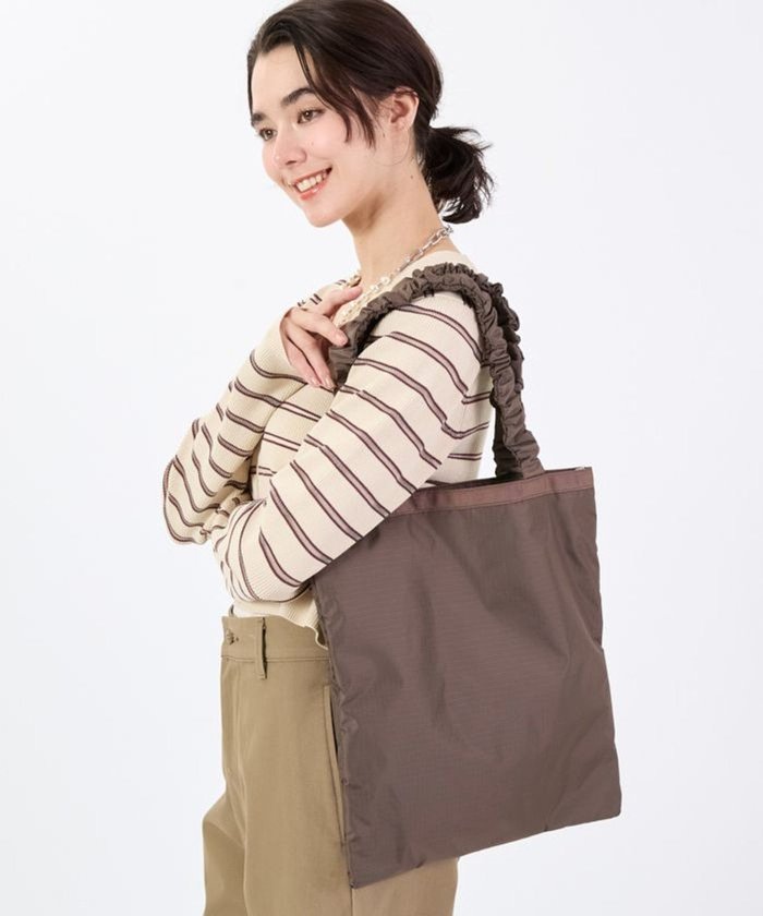 【レスポートサック/LeSportsac】のGH EMERALD TOTE/ダークチョコレート インテリア・キッズ・メンズ・レディースファッション・服の通販 founy(ファニー) https://founy.com/ ファッション Fashion レディースファッション Fashion for Women バッグ Bags ギャザー Gathered, Ruffled 軽量 Lightweight, Ultra Light シンプル Simple, Minimal スリム Slim, Slim Fit 雑誌 Magazine, Fashion Magazine トラベル Travel, Travel Gear プリント Print, Printed Pattern ポケット Pocket, Pocket Detail 無地 Plain, Solid Color おすすめ Recommended / Our Picks 旅行 Travel ギフト プレゼント Gift / Present ビジネス 仕事 通勤 Business / Work / Commuting |ID: prp329100004658848 ipo3291000000033718753