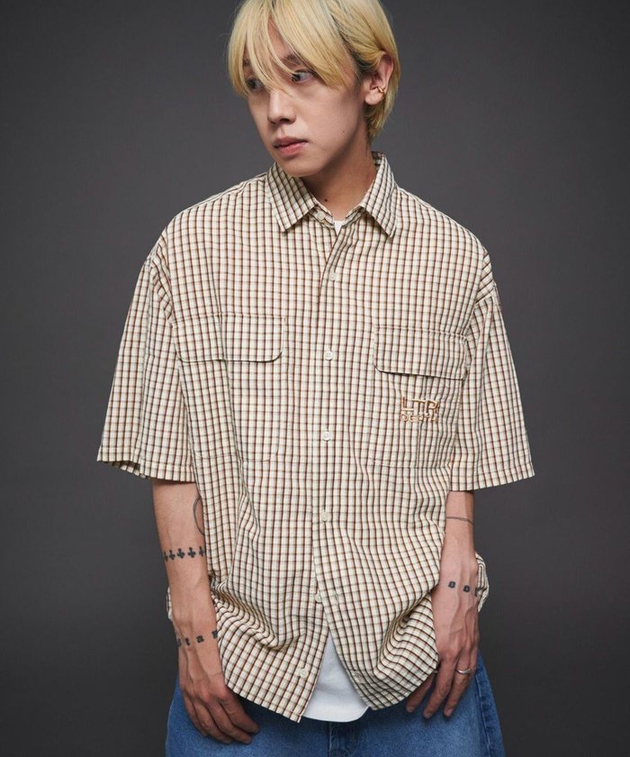 【ウィゴー/WEGO】の【ユニセックス着用ITEM】ミニマムチェックロゴシャツ(SS) インテリア・キッズ・メンズ・レディースファッション・服の通販 founy(ファニー) https://founy.com/ ファッション Fashion レディースファッション Fashion for Women トップス・カットソー Cut & Sew Tops シャツ・ブラウス・オフィスカジュアル Elegant Blouses & Button-Ups 春 Spring カーゴパンツ Cargo Pants, Utility Pants グラフィック Graphic, Graphic Design シンプル Simple, Minimal スマホ Smartphone, Mobile Device タンク Tank Top, Sleeveless Top チェック Check, Plaid, Tartan デニム Denim, Jeans Material トレンド Trend, Trending Now ハーフ Half, Half-Length ポケット Pocket, Pocket Detail 半袖 Short Sleeve, Half Sleeve S/S・春夏 SS, Spring/Summer, Warm Season おすすめ Recommended / Our Picks 夏 Summer |ID: prp329100004659187 ipo3291000000033720499