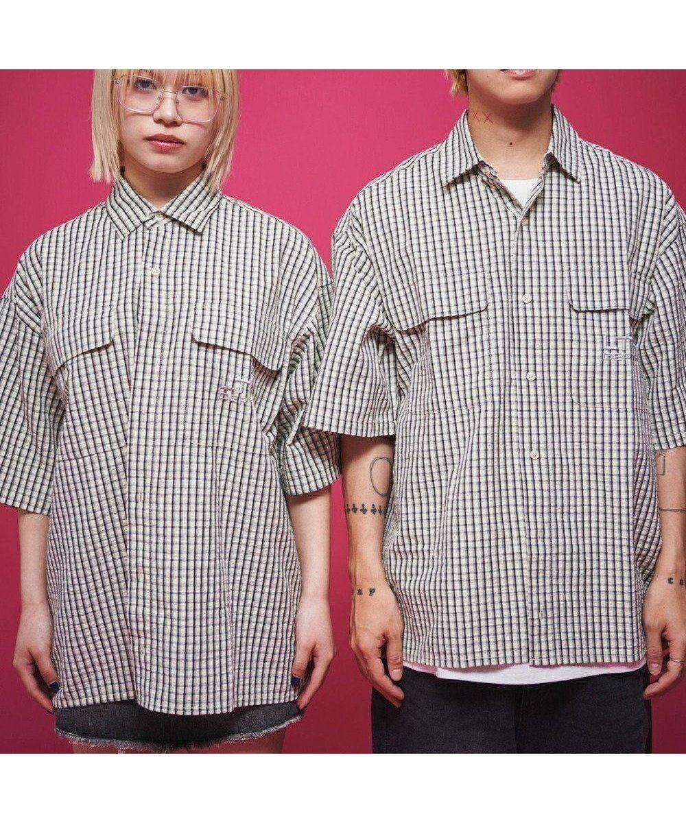 【ウィゴー/WEGO】の【ユニセックス着用ITEM】ミニマムチェックロゴシャツ(SS) インテリア・キッズ・メンズ・レディースファッション・服の通販 founy(ファニー) 　ファッション　Fashion　レディースファッション　Fashion for Women　トップス・カットソー　Cut & Sew Tops　シャツ・ブラウス・オフィスカジュアル　Elegant Blouses & Button-Ups　春　Spring　カーゴパンツ　Cargo Pants, Utility Pants　グラフィック　Graphic, Graphic Design　シンプル　Simple, Minimal　スマホ　Smartphone, Mobile Device　タンク　Tank Top, Sleeveless Top　チェック　Check, Plaid, Tartan　デニム　Denim, Jeans Material　トレンド　Trend, Trending Now　ハーフ　Half, Half-Length　ポケット　Pocket, Pocket Detail　半袖　Short Sleeve, Half Sleeve　S/S・春夏　SS, Spring/Summer, Warm Season　おすすめ　Recommended / Our Picks　夏　Summer　ホワイトチェック1|ID: prp329100004659187 ipo3291000000033720503